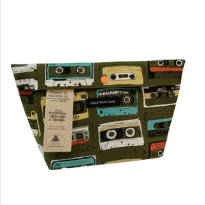 trousse de toilette upcycling coton et toile de store made in france coton japonais designer collectif mouche-cousue K7 audio cassette retro 80's kaki